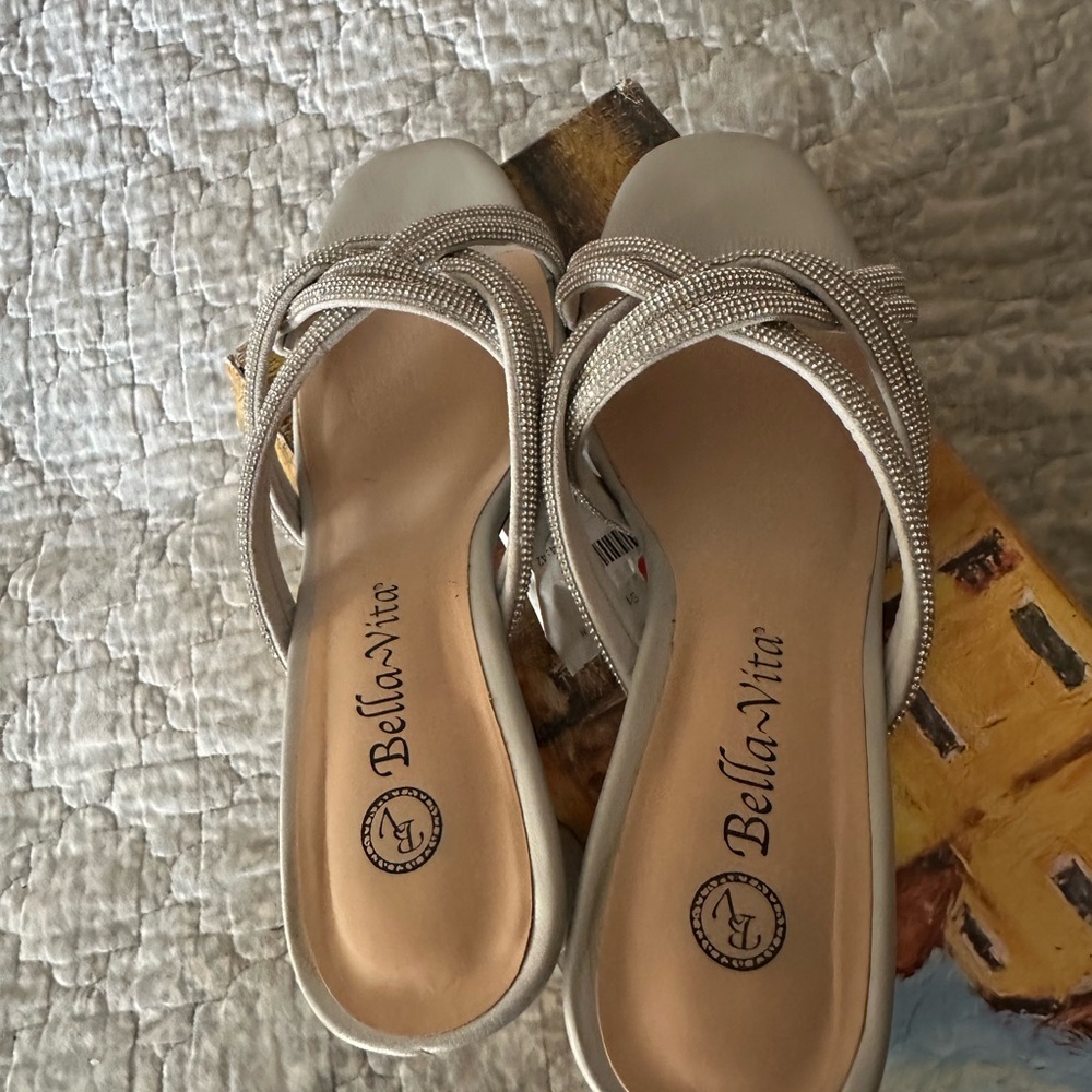 Bella Vita silver crystal Sandals with Classic Design